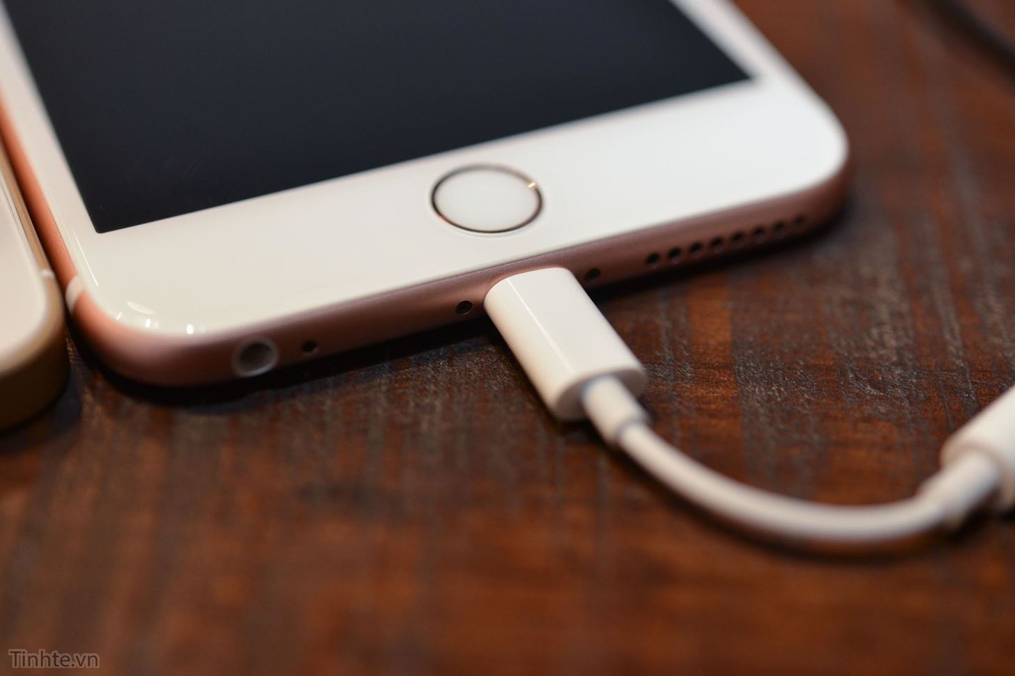Finally, Real Proof That the iPhone 7 Will Come with a Headphones Lightning Adapter