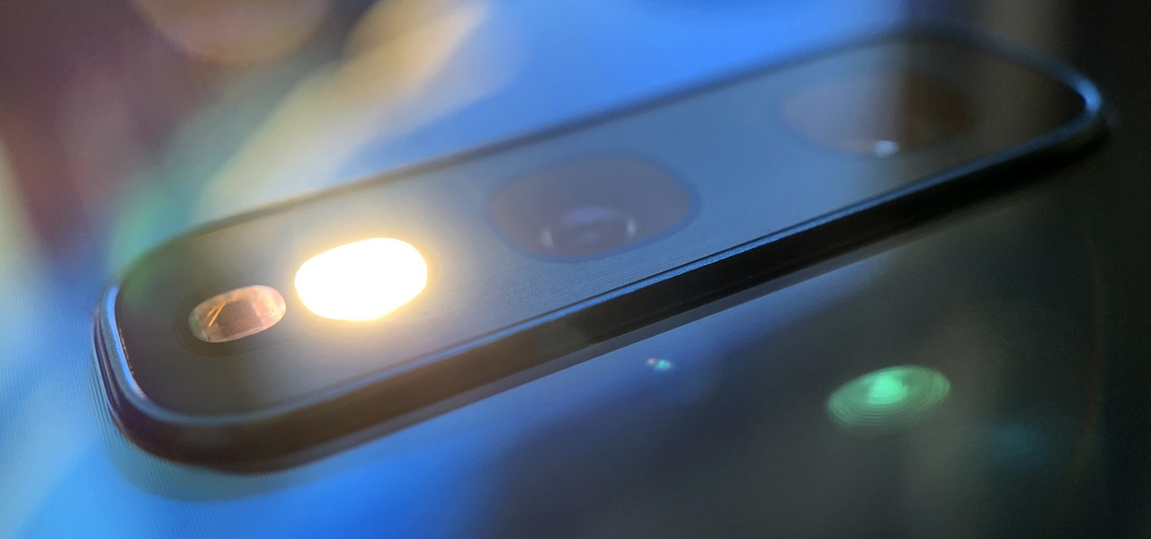 Samsung's New Lock Screen Shortcut Makes Your Galaxy's Flashlight Ridiculously Fast