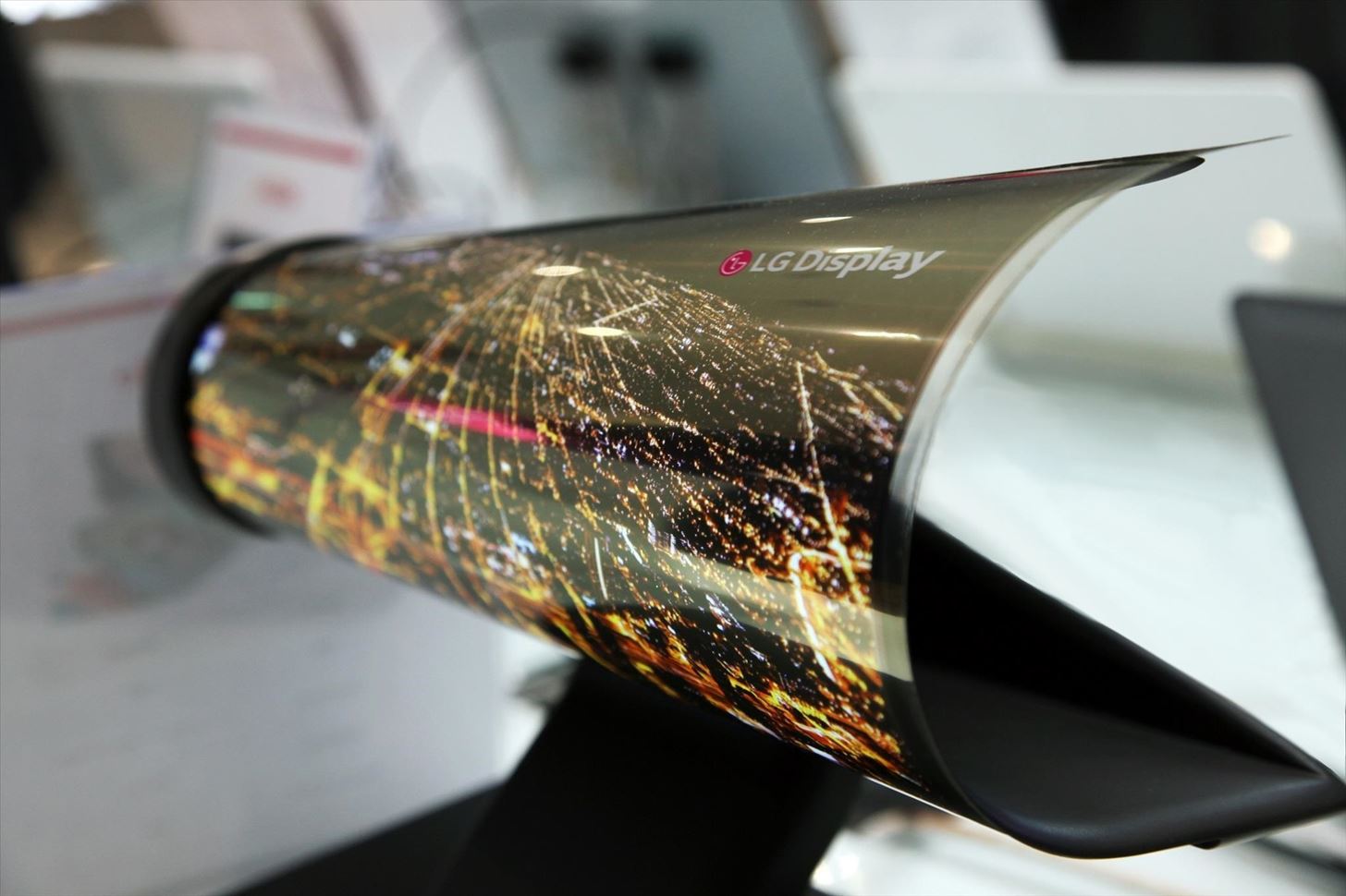 CES 2016: LG Shows Off Its Newspaper-Like Flexible Screen
