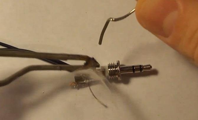 How to Repair or Replace Your Broken Headphone Jacks