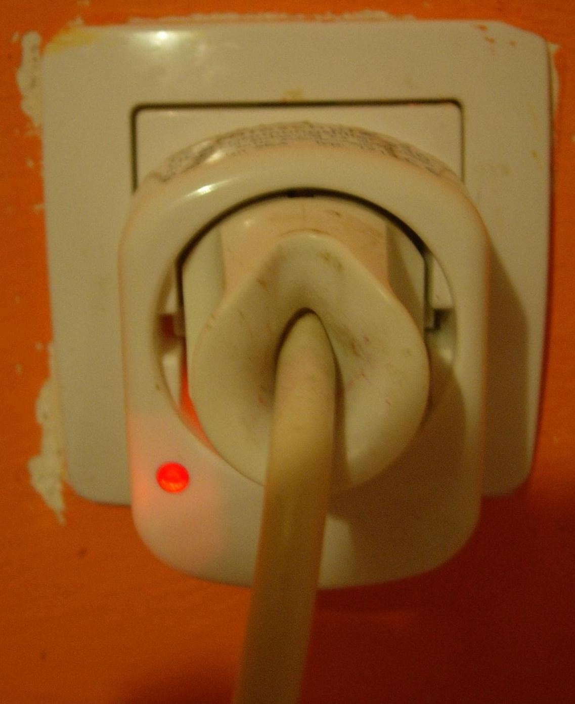 How to Place Your Electrical Socket Safely in the Wall If It Was Pulled Out