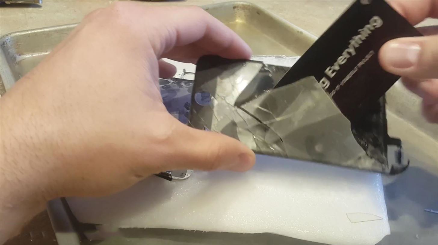 This Extreme Trick Lets You Salvage the LCD from Your Broken Phone Screen