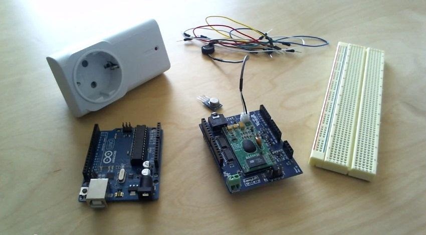 This Arduino Hack Lets You Control a Table Lamp Using Your Voice